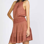 Mini Kleid Mit Neckholder Und Gesmokter Taille