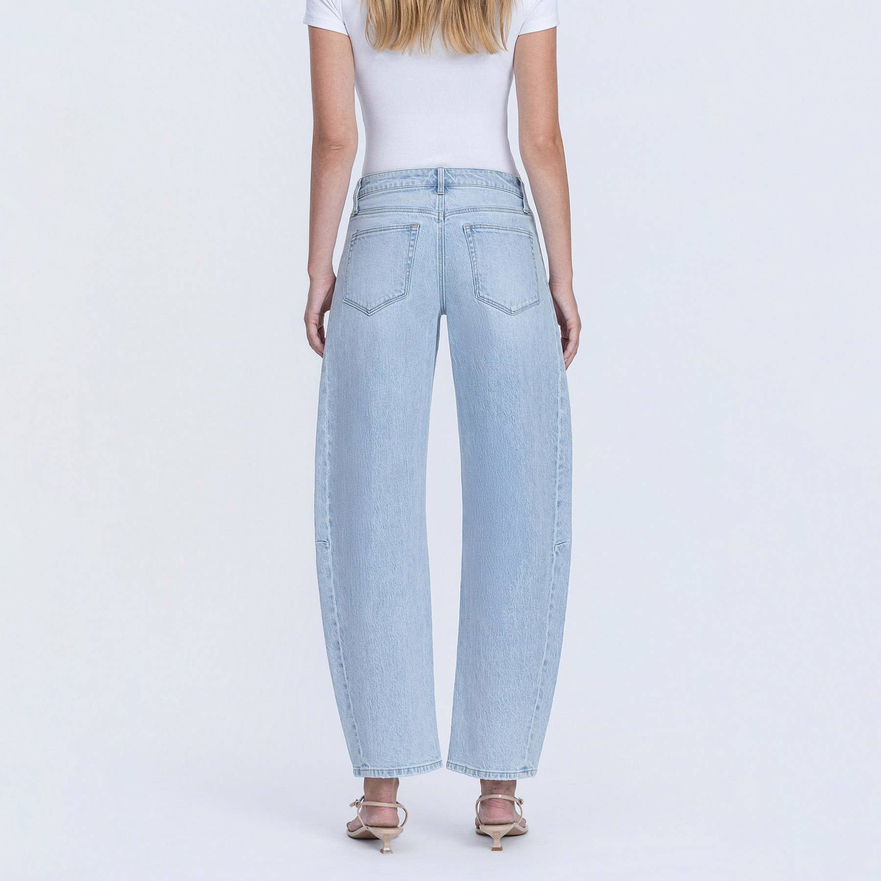 Hochgeschnittene Hellgewaschene Paspelierte Cropped Barrel Jeans